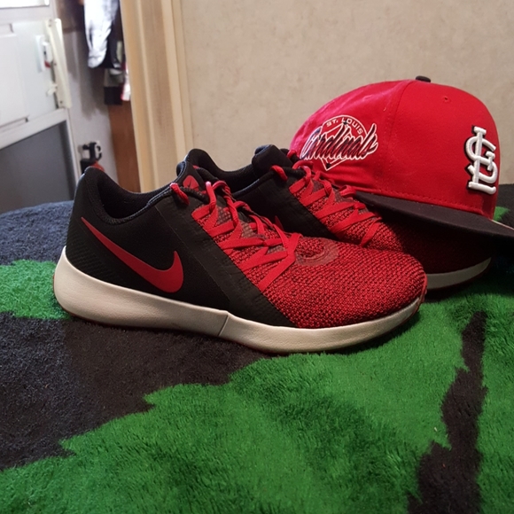 Tennis shoes - Picture 2 of 3